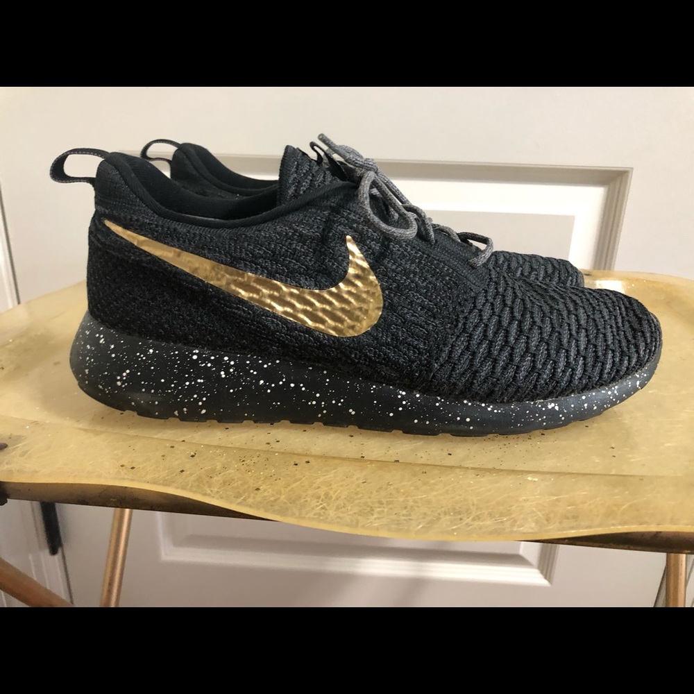 Nike roshe run men’s 11 black gold splatter